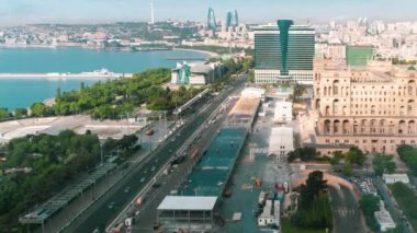 Azerbaycan, Bakü - Mayıs 2018: Alev kuleleri ve hükümet parlamento binasının eviyle Bakü Şehri zamanlaması