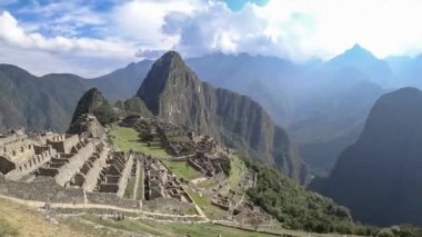 Machu Picchu, Peru - Eylül 2017: Peru 'nun Cusco kenti yakınlarındaki Kayıp İnka şehri Machu Picchu' nun zaman aşımı. Machu Picchu bir Peru Tarihi Mabedi ve UNESCO Dünya Mirası Alanıdır..