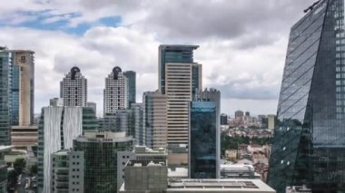 İstanbul, Türkiye - Aralık 2018: Levent ilçesinin zaman aşımı, İstanbul 'un yüksek binaları ve gökdelenleri olan finans bölgesi