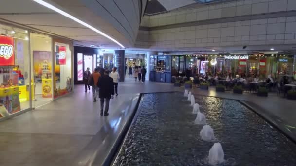 Isztambul Törökország 2022 December Emberek Vásárolnak Kanyon Bevásárlóközpontban Levent Szomszédságában — Stock videók