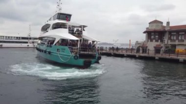 İstanbul, Türkiye - Aralık 2022: İstanbul 'dan Beşiktaş' a giden yolcu gemisi. Yolcu gemileri, su yolları boyunca manzaralı ve uygun seyahat olanakları sunan popüler bir ulaşım biçimidir.