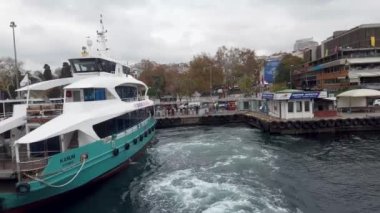 İstanbul, Türkiye - Aralık 2022: Beşiktaş 'tan kalkan yolcu gemisi. Yolcu gemileri, su yolları boyunca manzaralı ve uygun seyahat olanakları sunan popüler bir ulaşım biçimidir.