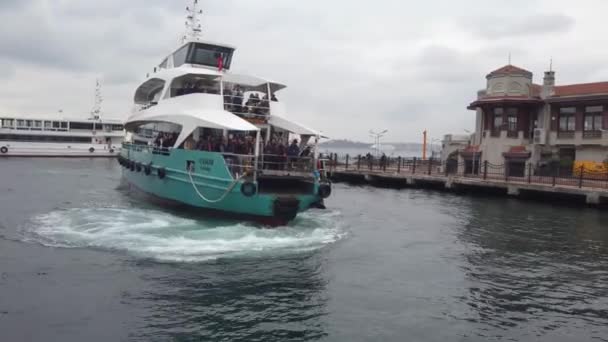 Istanbul Turquie Décembre 2022 Bateau Passagers Arrivant Bosphore Besiktas Les — Video