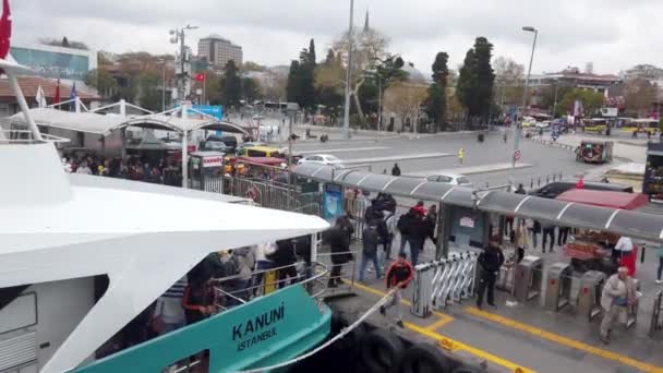 Istanbul Turkije December 2022 Passagiers Verlaten Openbaar Vervoerboot Die Aankwam — Stockvideo