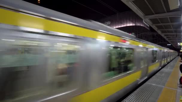 Tokio Japan August 2018 Ein Nahverkehrszug Fährt Eine Bahn Station — Stockvideo