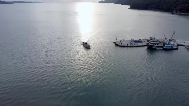 2020年3月 2020年3月 美しい海岸線と美しい自然を背景に アクヤカ村の桟橋に向かって航行する帆船のドローン撮影 — ストック動画