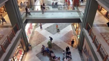 İstanbul, Türkiye - Nisan 2023: Bayrampasa Mahallesi 'ndeki İstanbul Alışveriş Merkezi' nden alışveriş yapan insanlar