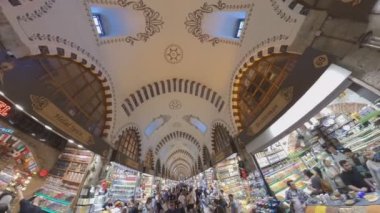 İstanbul, Türkiye - Şubat 2023: Eski İstanbul kenti Eminonu 'nun Mısır Baharat Pazarı' ndaki dükkanlar ve kalabalıklar