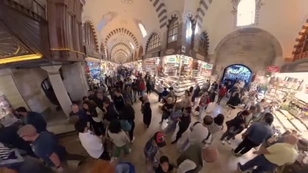トルコのイスタンブール 2023年2月 イスタンブールの旧市街 エミネノウ地区のエジプトスパイスバザール内の人々のお店や群衆 — ストック動画