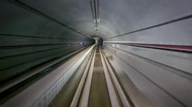 İstanbul metro tünelinin hızlandırılmış videosu. İstanbul metro tüneli boyunca uzanan metro duruşu, İstanbul, Türkiye