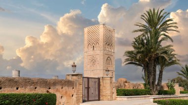 Rabat, Fas - Eylül 2022: Hz. Muhammed V anısına yapılan Hasan Kulesi, günbatımında ölen Kral 5. Muhammed 'in anısına inşa edilmiştir..