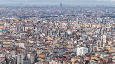 İstanbul, Türkiye - Ocak 2023: İstanbul 'da yıkıcı bir depremi bekleyen toplu konut. Ancak, binalar büyük ölçüde hazırlıksızlar, bu da onu yıkıma ve can kaybına karşı savunmasız bırakıyor..