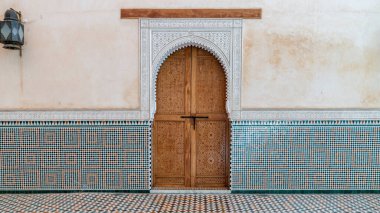 Meknes, Fas - Eylül 2022: Moulay İsmail anıtının içindeki geleneksel Fas kapısı, 17. yüzyılda Fas 'ı yöneten güçlü bir sultan olan Moulay İsmail' in ebedi istirahat yeri..