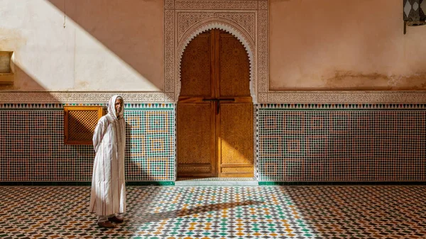 Meknes Μαρόκο Σεπτέμβριος 2022 Μαροκινός Άνθρωπος Που Περπατά Μέσα Στο — Φωτογραφία Αρχείου
