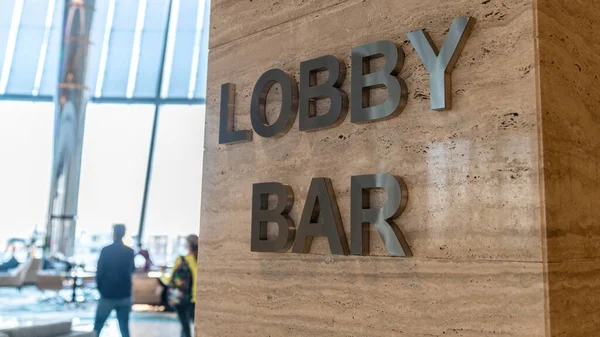 Hotelschild Der Marmorwand Mit Der Aufschrift Lobby Und Bar Selektiver — Stockfoto