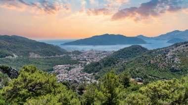 Türkiye 'nin Mugla kentinde Marmaris kasabasının panoramik manzarası. Marmaris, Türkiye 'nin güneybatı kıyısında bulunan ve güzel plajları, turkuaz suları ve canlı gece hayatı ile tanınan popüler bir tatil köyüdür..