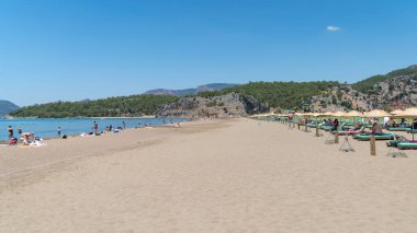 Iztuzu plajı, Mugla - Temmuz 2022: Iztuzu 'nun ünlü bir plajında güneşlenirler, aynı zamanda deniz kaplumbağaları için bir yuva alanı ve doğal güzelliğinin korunması için korunan bir alan..
