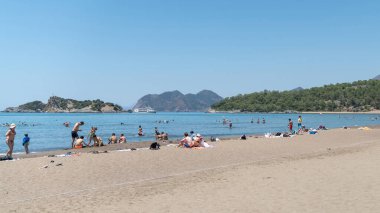Iztuzu plajı, Mugla - Temmuz 2022: Iztuzu 'nun ünlü bir plajında güneşlenirler, aynı zamanda deniz kaplumbağaları için bir yuva alanı ve doğal güzelliğinin korunması için korunan bir alan..