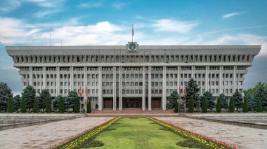 Bişkek, Kırgızistan - Mayıs 2022: Kırgız Cumhuriyeti 'nin parlamento binası ülkenin demokrasi ve siyasi sisteminin bir sembolüdür. yasama organına ve siyasi söyleme ev sahipliği