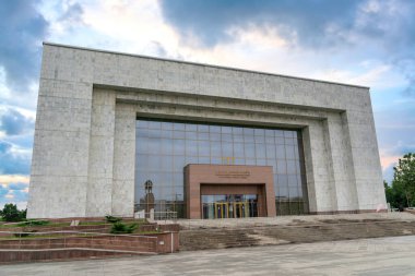 Bişkek, Kırgızistan - Mayıs 2022: Kırgızistan ve Orta Asya 'nın zengin kültürel ve tarihi mirasını sergileyen ünlü bir kurum olan Bişkek şehir merkezindeki Ulusal Tarih Müzesi.