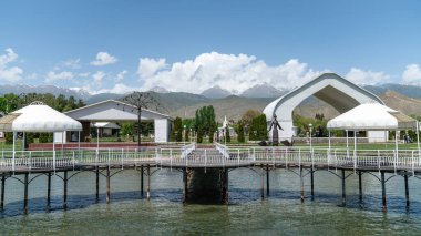 Cholpon Ata, Kırgızistan - Mayıs 2022: Çeşitliliği kutlamak amacıyla dinler ve gelenekleri bir araya getiren bir kültür ve açık hava müzesi olan Rukh Ordo 'dan manzara