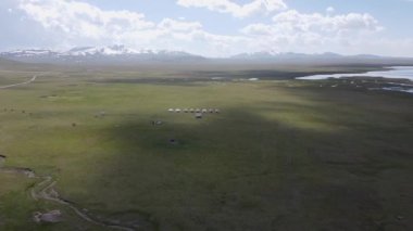 Kırgızistan 'daki Song Kul Gölü Platosu' ndaki geleneksel Yurt çadır kampı insansız hava aracı atışı. Yurt çadırları, ülkede konaklama olarak kullanılan geleneksel, taşınabilir çadırlar..