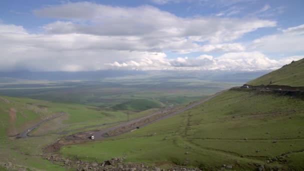チユルチク峠はキルギスタンのパミール高速道路沿いの峠で ビシュケクとイスシク クルの間の道路にあり 周囲の風景を一望することができます — ストック動画