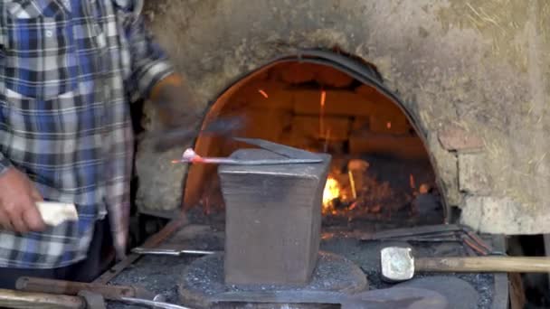 Osh Kyrgyzstan May 2022 Blacksmith Crafting Forging Sickle Local Blacksmith — Stock Video