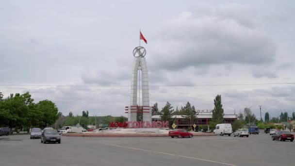2022年5月 キルギス トクモク市の標識 トクモクはキルギスタンの歴史的な町で 古代の城塞 多様な人口 チュイ渓谷の絵のような場所で知られています — ストック動画