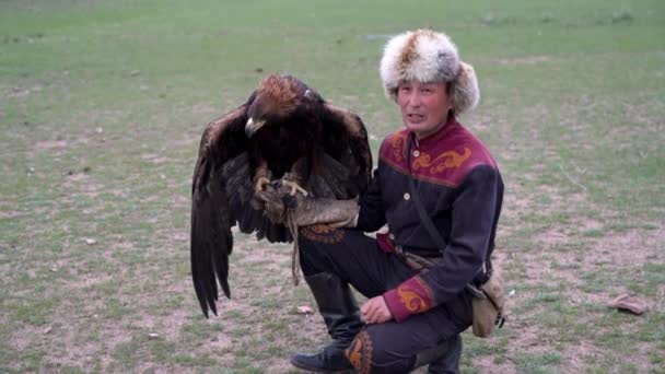 Issyk Kul Kirgisistan Mai 2022 Adlertrainer Füttert Seinen Adler Mit — Stockvideo