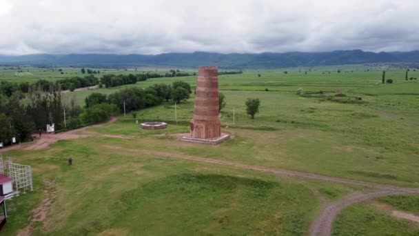 吉尔吉斯斯坦 布拉纳 2022年5月 位于著名丝绸之路上的旧布拉纳塔 一座位于楚河谷的11世纪尖塔 它是该地区一个很受欢迎的旅游胜地 — 图库视频影像