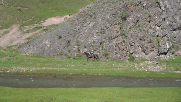 Kirgizië Mei 2022 Paardrijden Het Platteland Van Kirgizië Een Sterke — Stockvideo