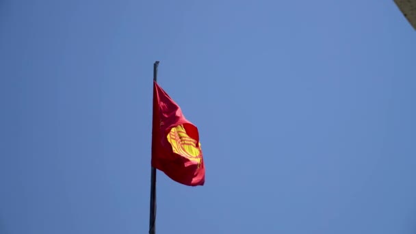 Bandera Kirguistán Ondeando Cielo Azul Durante Día Independencia Símbolo Del — Vídeo de stock