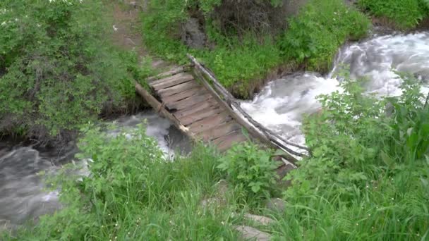 Kirghizistan Pont Bois Enjambe Une Petite Rivière Vieux Pont Bois — Video