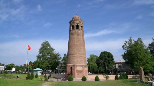 Uzgen Kyrgyzstan May 2022 Visitors Uzgen Minaret Also Spelled Ozgon — Stock Video