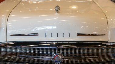 İstanbul, Türkiye - Nisan 2022: Klasik bir Buick arabasının ön görüntüsü. Klasik Buick arabaları, Amerikan otomotiv cazibesini, zamansız tasarımlarıyla, lüks özellikleriyle, büyüleyici araba meraklılarıyla özetliyor.