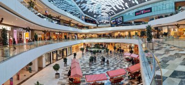 İstanbul, Türkiye - 26 Aralık 2022: İnsanlar modadan teknolojiye, modern ve canlı bir alışveriş deneyimi arasında perakende satış yapan bir dünyayı keşfederken, Vadiu alışveriş merkezi. Vadiu Alışveriş Merkezi İçişleri.