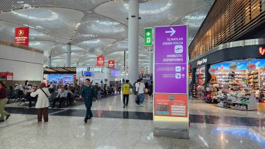 İstanbul, Türkiye - 27 Haziran 2023: İstanbul Havalimanı 'na iç seferleri gösteren yön oku.