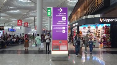 İstanbul, Türkiye - 27 Haziran 2023: İstanbul Havalimanı 'na iç seferleri ve oradan geçen yolcuları gösteren yön oku