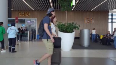 İstanbul, Türkiye - 12 Ağustos 2023: İstanbul Havalimanı 'nın kalkış alanındaki yolcular, dünyanın en büyük havaalanlarından biri ve büyük bir uluslararası ulaşım merkezi olarak hizmet veriyor