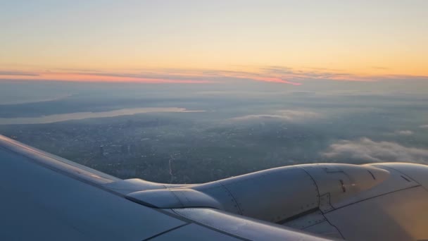 イスタンブール上空を飛行する飛行機 イスタンブールの都市のスカイラインとオレンジの日没ビュー — ストック動画