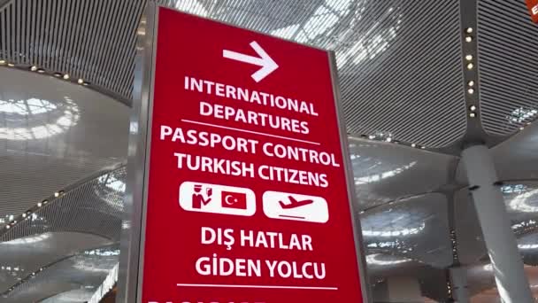 Seta Direcional Mostrando Voos Internacionais Partida Área Controle Passaporte Aeroporto — Vídeo de Stock