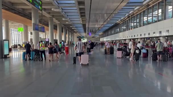 ダラマン ムグラ トルコ 2023年8月12日 乗客はチェックインカウンターに並んでダラマン国際空港で飛行機に乗りました — ストック動画