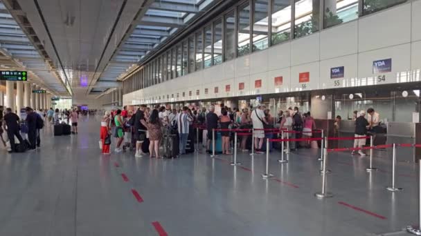 ダラマン ムグラ トルコ 2023年8月12日 乗客はチェックインカウンターに並んでダラマン国際空港で飛行機に乗りました — ストック動画