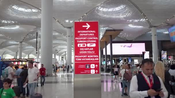 イスタンブール トルコ 2023年6月27日 イスタンブール空港の国際出発便とパスポートコントロールエリアを示す方向矢印 — ストック動画