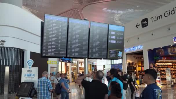Istanbul Türkei Juni 2023 Menschen Checken Den Abflugplan Flughafen Istanbul — Stockvideo