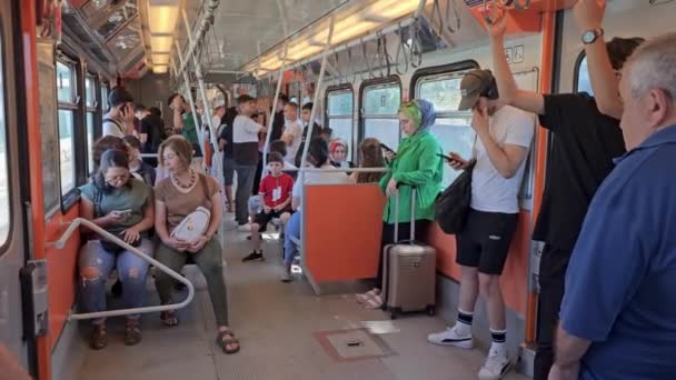 Istanbul Türkei August 2023 Menschen Fahren Einem Bahn Zug Istanbul — Stockvideo