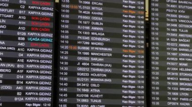 İstanbul, Türkiye - Nisan 2023: İstanbul Havaalanı 'nda uçuş bilgileri zaman tablosu. Havaalanındaki bu dijital çıkış zamanı tablosu gezginler için kapı atamalarını ve çıkış zamanlarını gösterir.