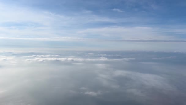 Een Adembenemend Wolkenlandschap Gezien Vanuit Het Vliegtuigraam Een Eindeloze Uitgestrektheid — Stockvideo