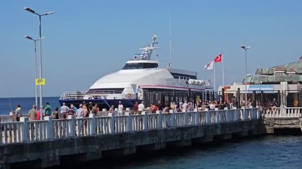 2023年9月24日 トルコ シナリック イスタンブール市への海を直接アクセスできる人気の夏休みエリア シナリック港でフェリーに乗船する乗客 — ストック動画